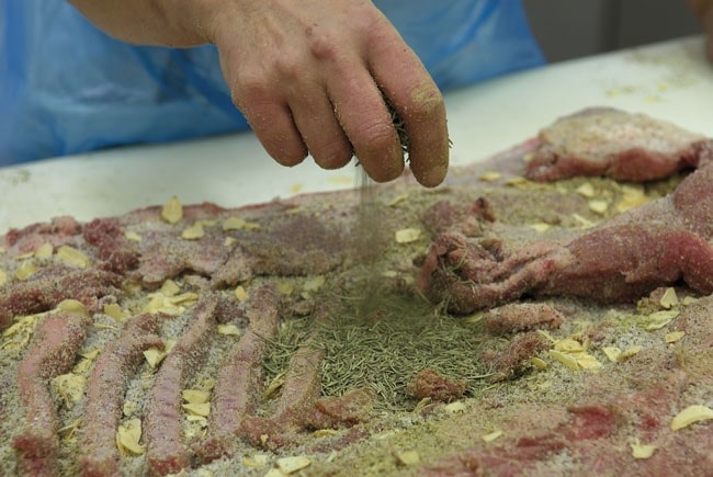 mosca-porchetta-lavorazione speziatura porchetta, mosca francesco