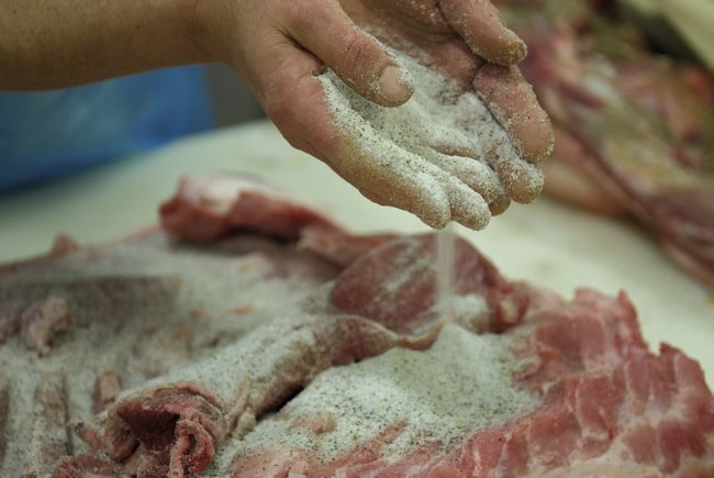 porchetta-lavorazione-mosca salatura porchetta, mosca francesco