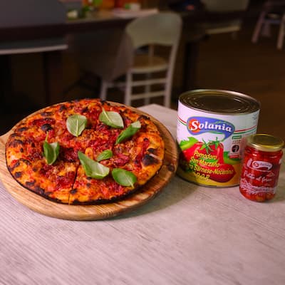 Solania pizza con pomodoro San Marzano